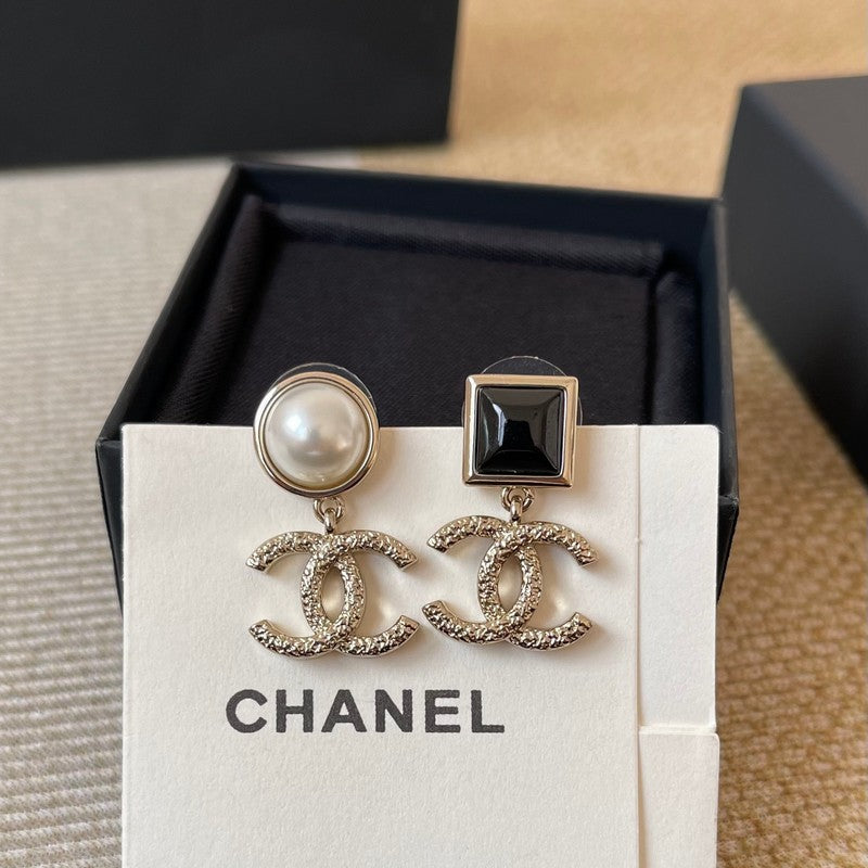 18K Chanel 26C Black & White Pearl Gold Earrings