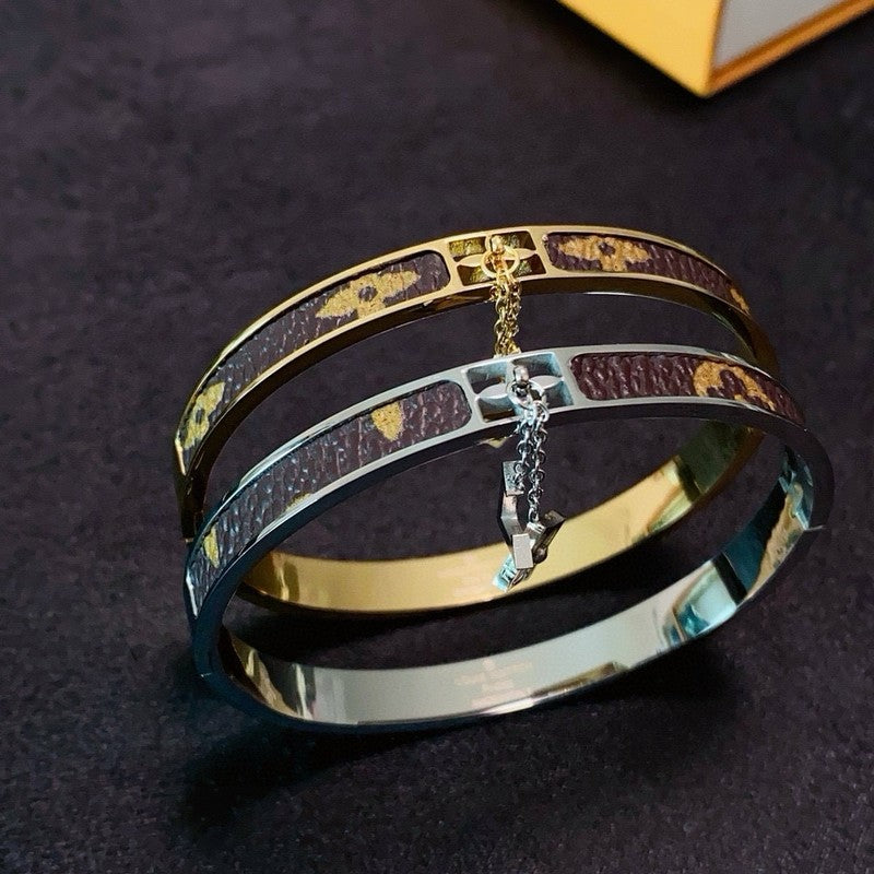 18K Louis Vuitton Vintage Pendant Gold Bracelet