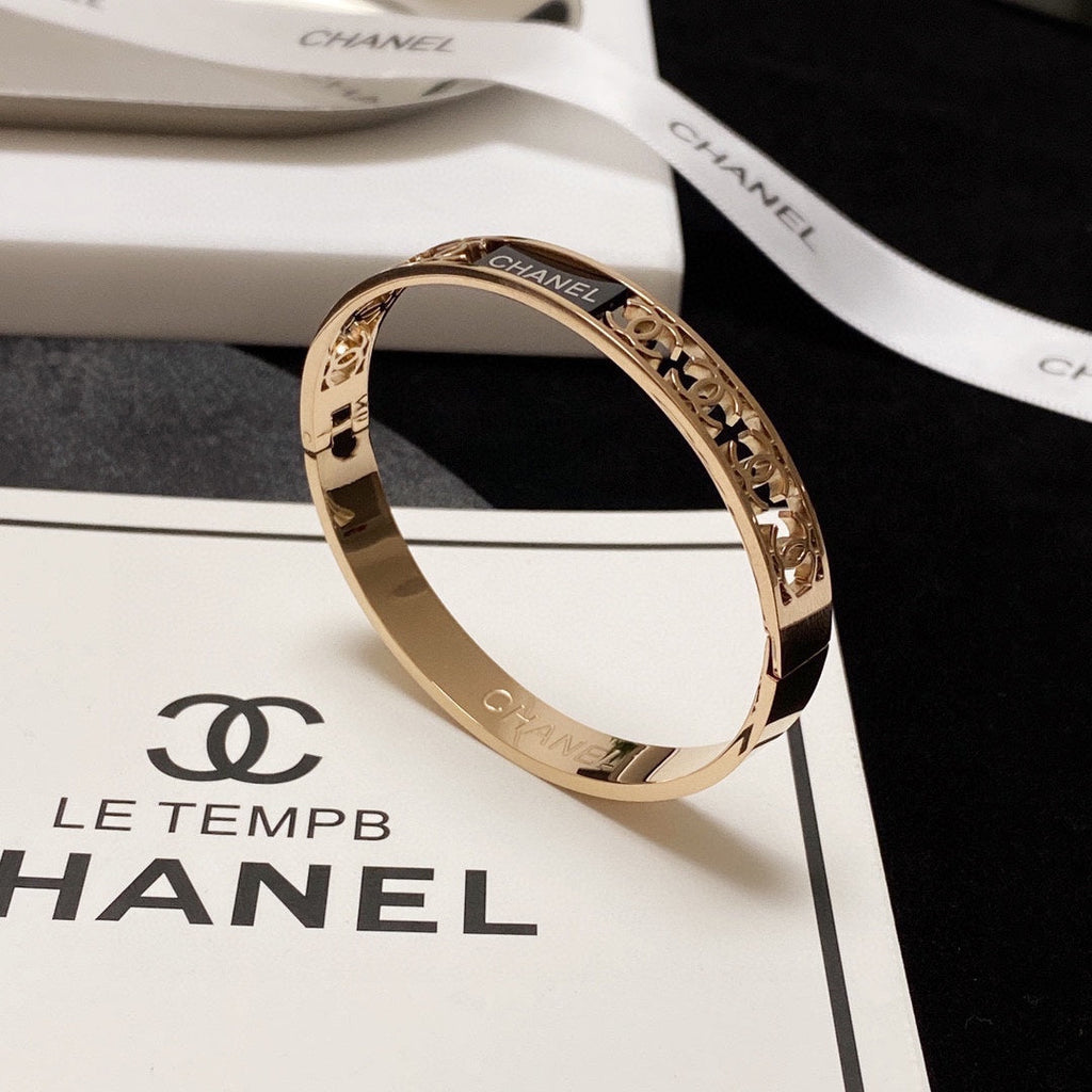 18K Chanel Hollow Bracelet