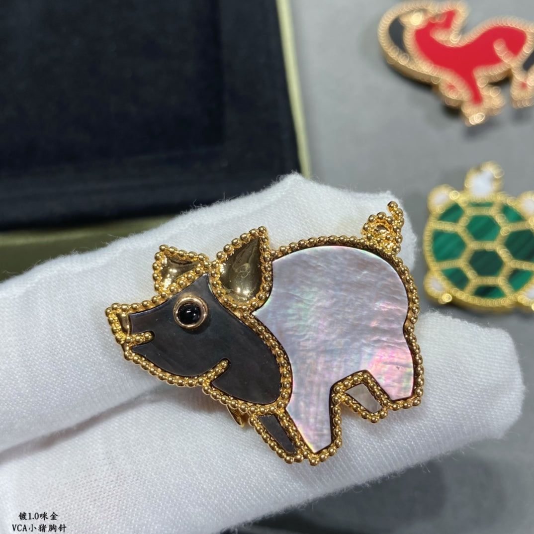 18K Van Cleef & Arpels Lucky Animals Pig Clip Brooch