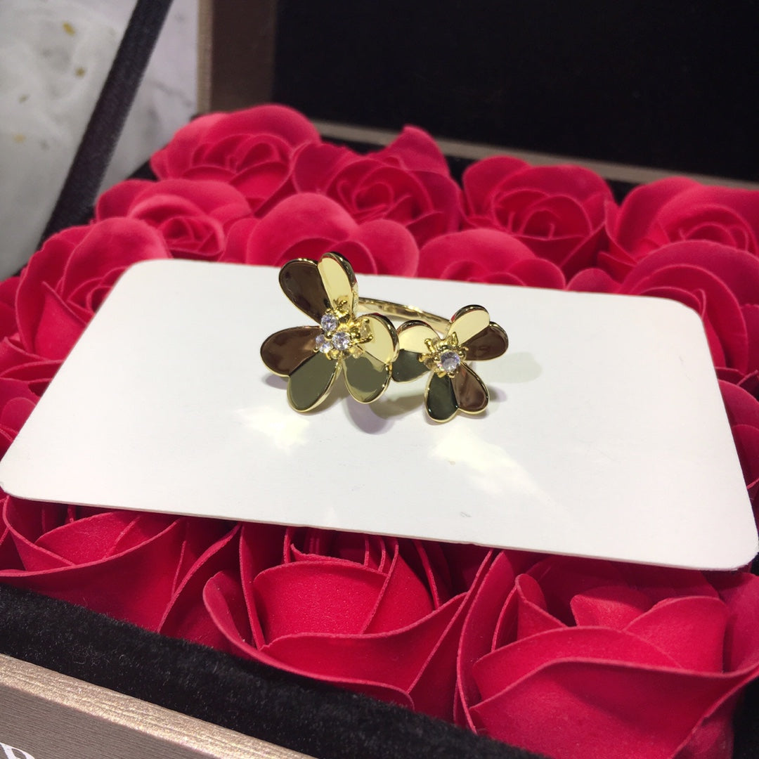 18K Van Cleef & Arpels Frivole Between the Finger Ring