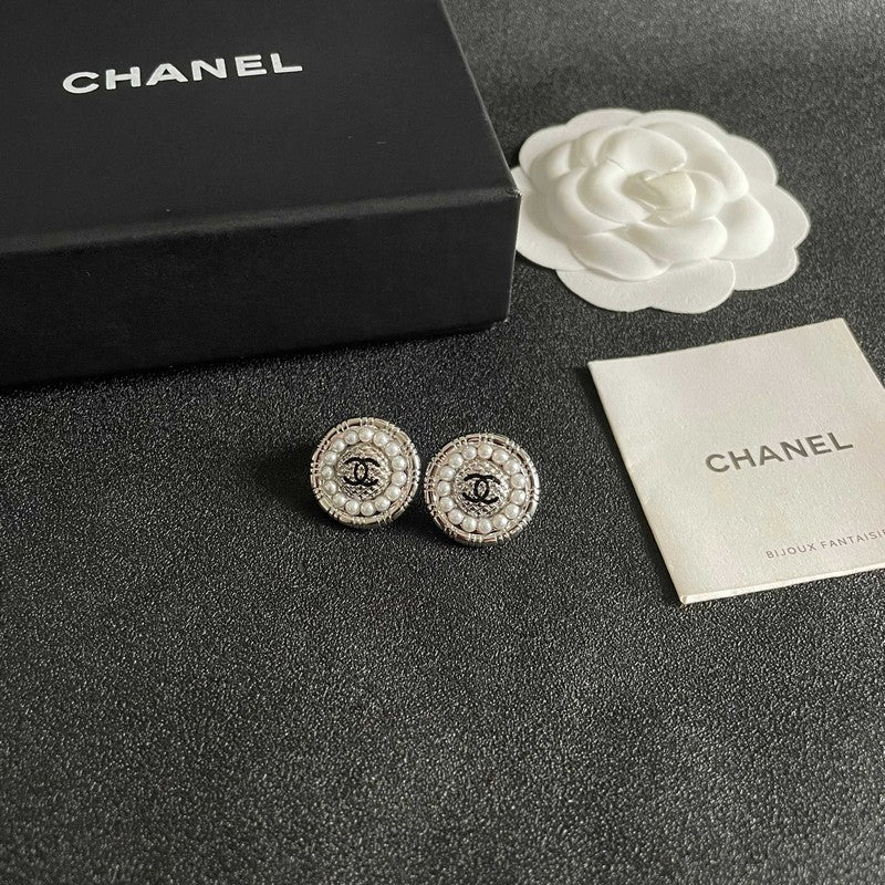 18K Chanel Pearl Round Vintage Earrings