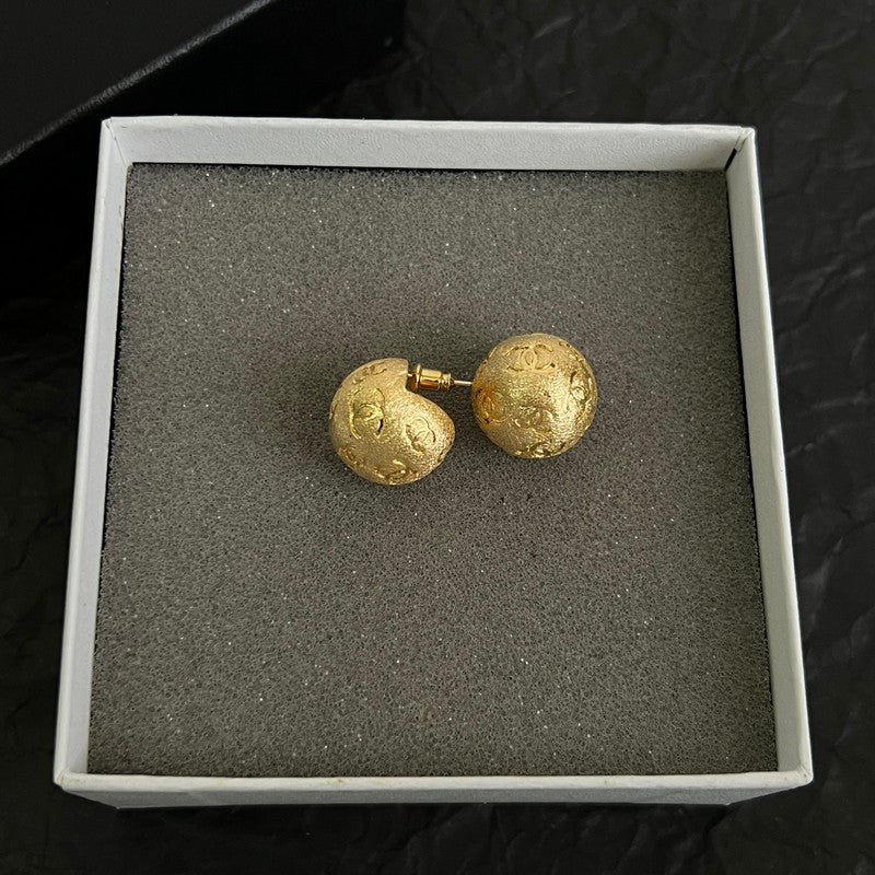 18K Chanel Gold Round Earrings