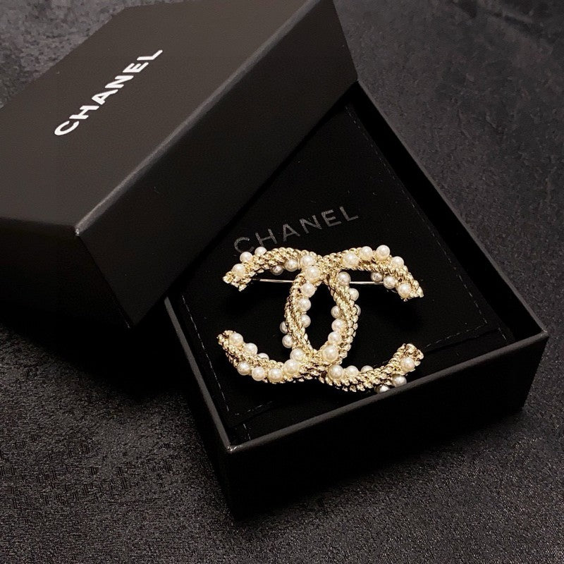 18K Chanel Pearl Twist Gold Brooch
