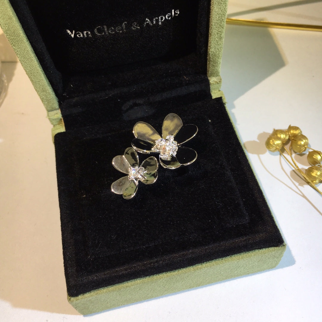 18K Van Cleef & Arpels Frivole Between the Finger Ring