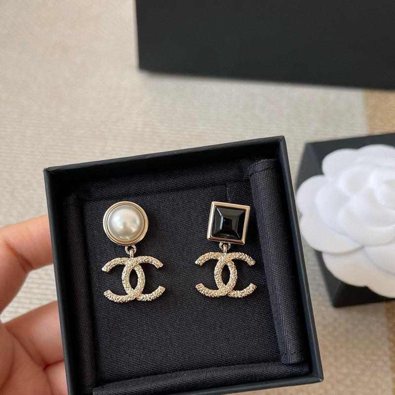18K Chanel 26C Black & White Pearl Gold Earrings