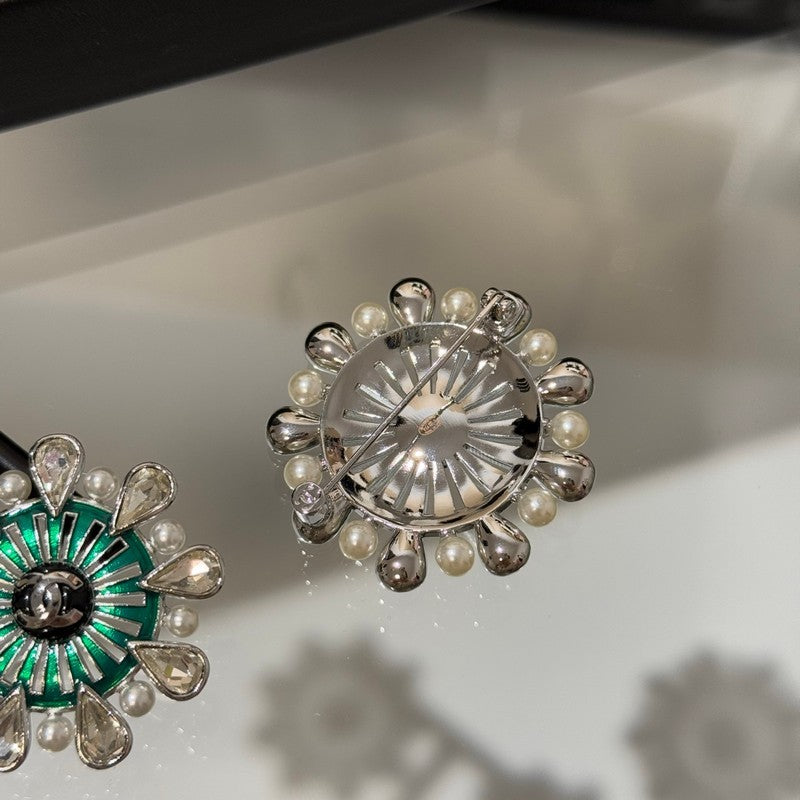 18K Chanel 26C Crystal Green Brooch