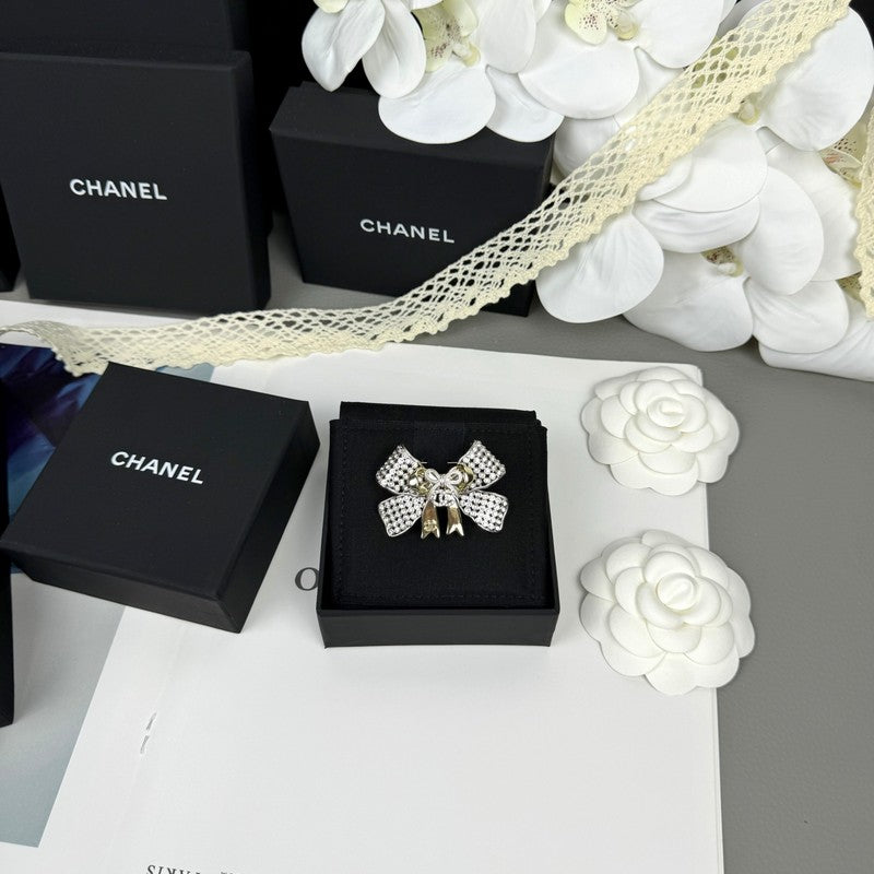 18K Chanel 25K Bow Tie Diamond Brooch