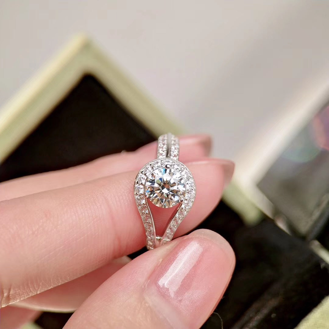 18K Van Cleef & Arpels Couture Solitaire Ring