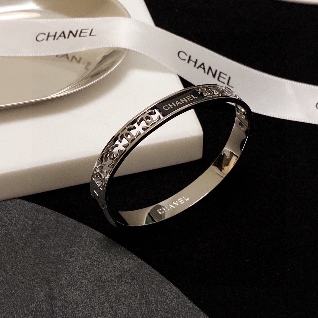 18K Chanel Hollow Bracelet