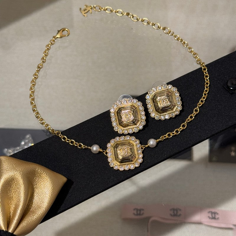 18K Chanel 25K Cube Pearl Choker Necklace