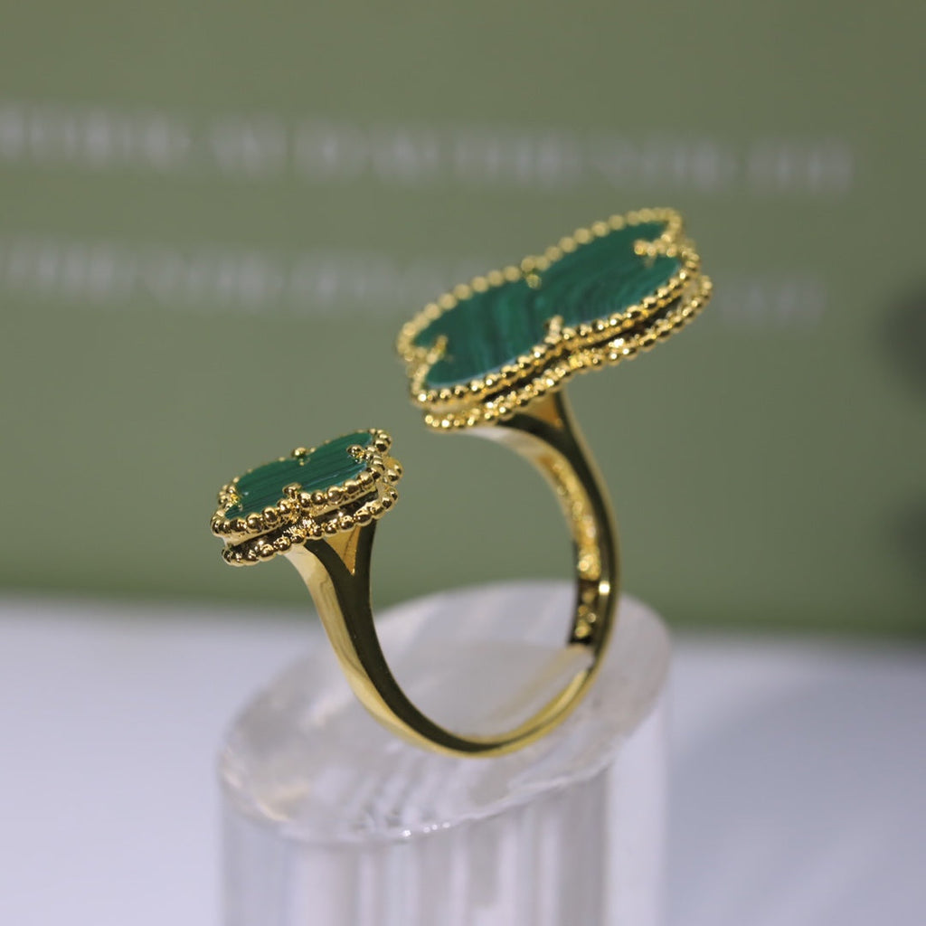 18K Van Cleef & Arpels Magic Alhambra Malachite Clover Ring