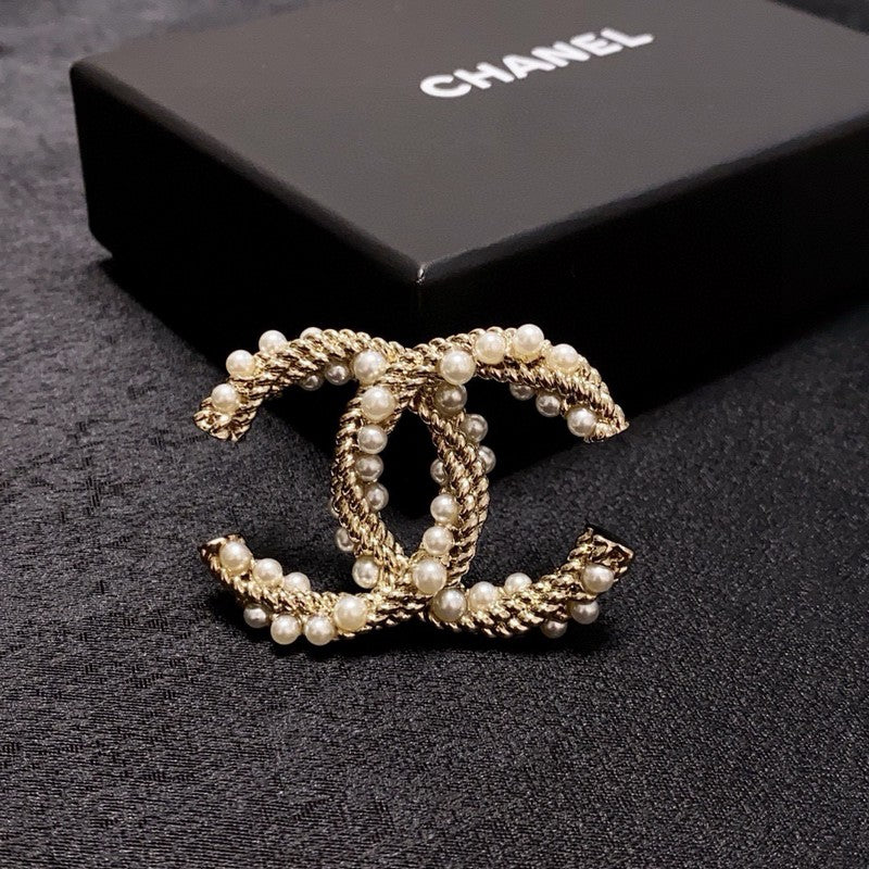 18K Chanel Pearl Twist Gold Brooch