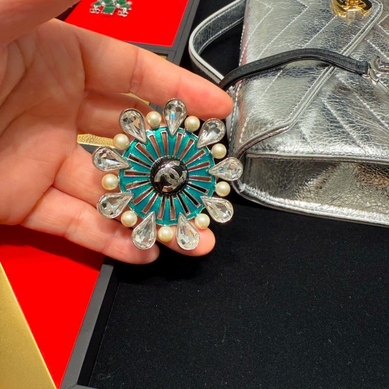 18K Chanel 26C Crystal Green Brooch