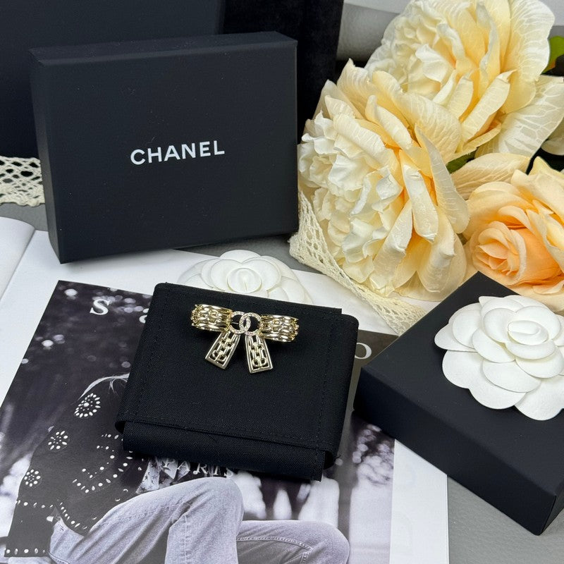 18K Chanel 25K Bow Tie Diamond Gold Brooch