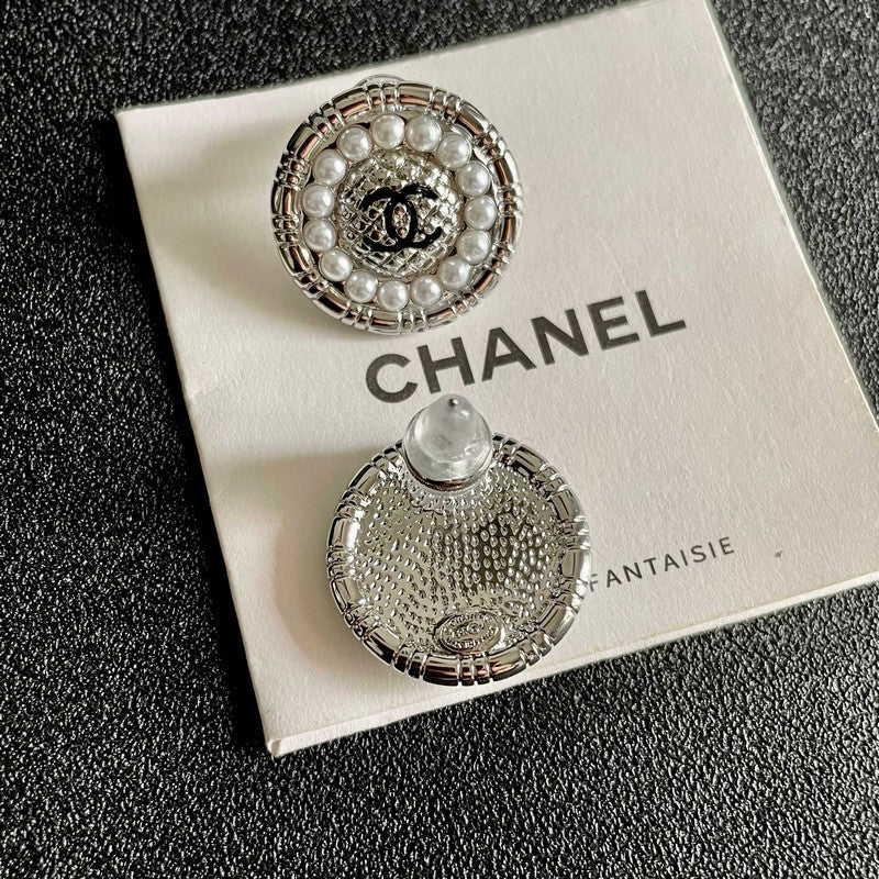 18K Chanel Pearl Round Vintage Earrings