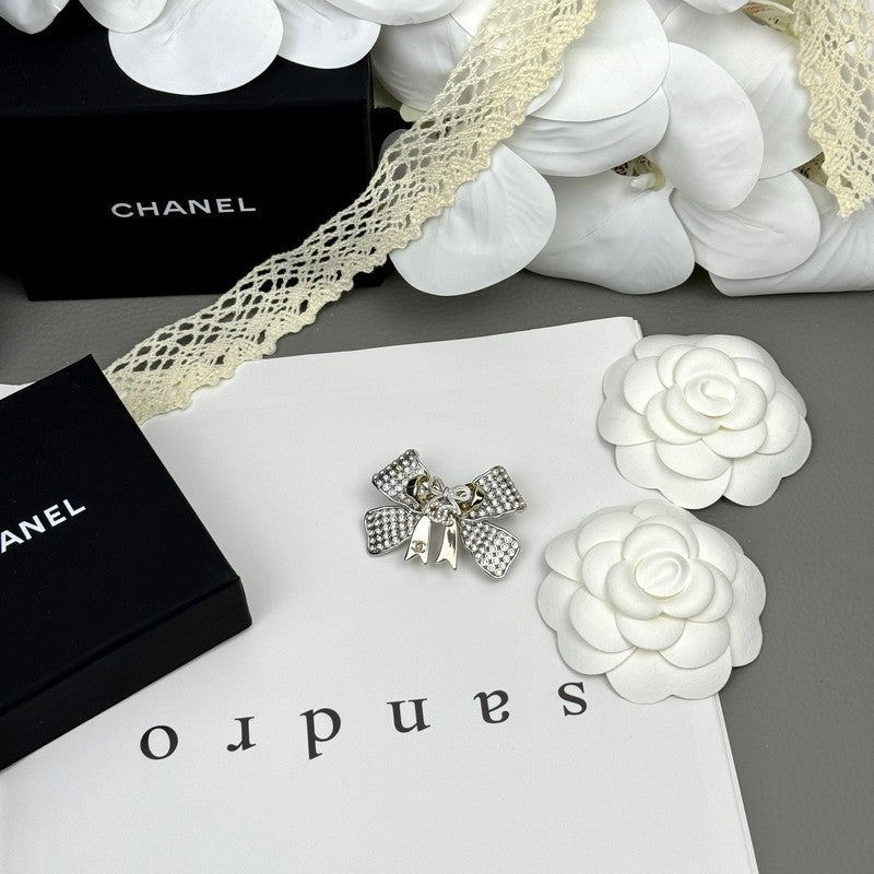 18K Chanel 25K Bow Tie Diamond Brooch