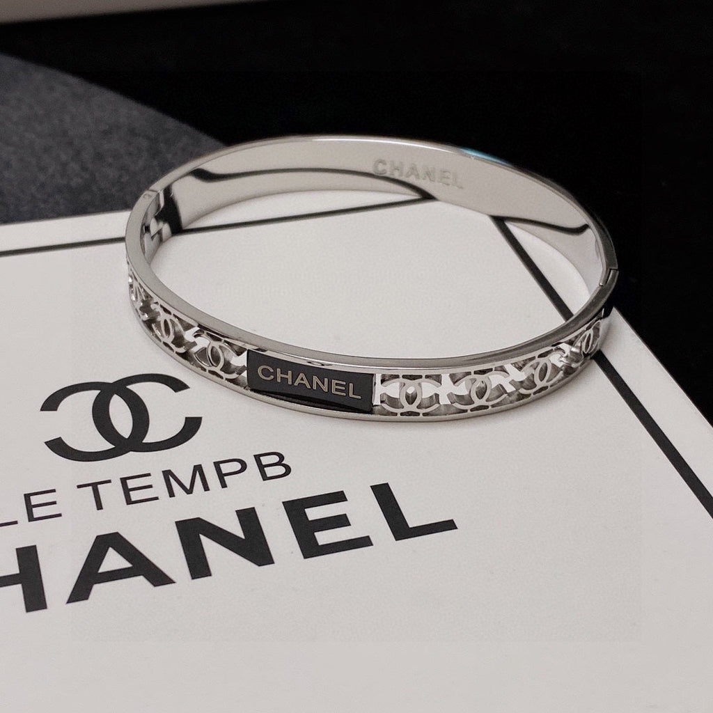 18K Chanel Hollow Bracelet