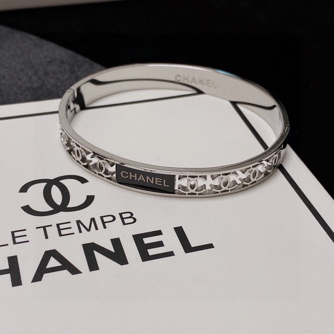 18K Chanel Hollow Bracelet
