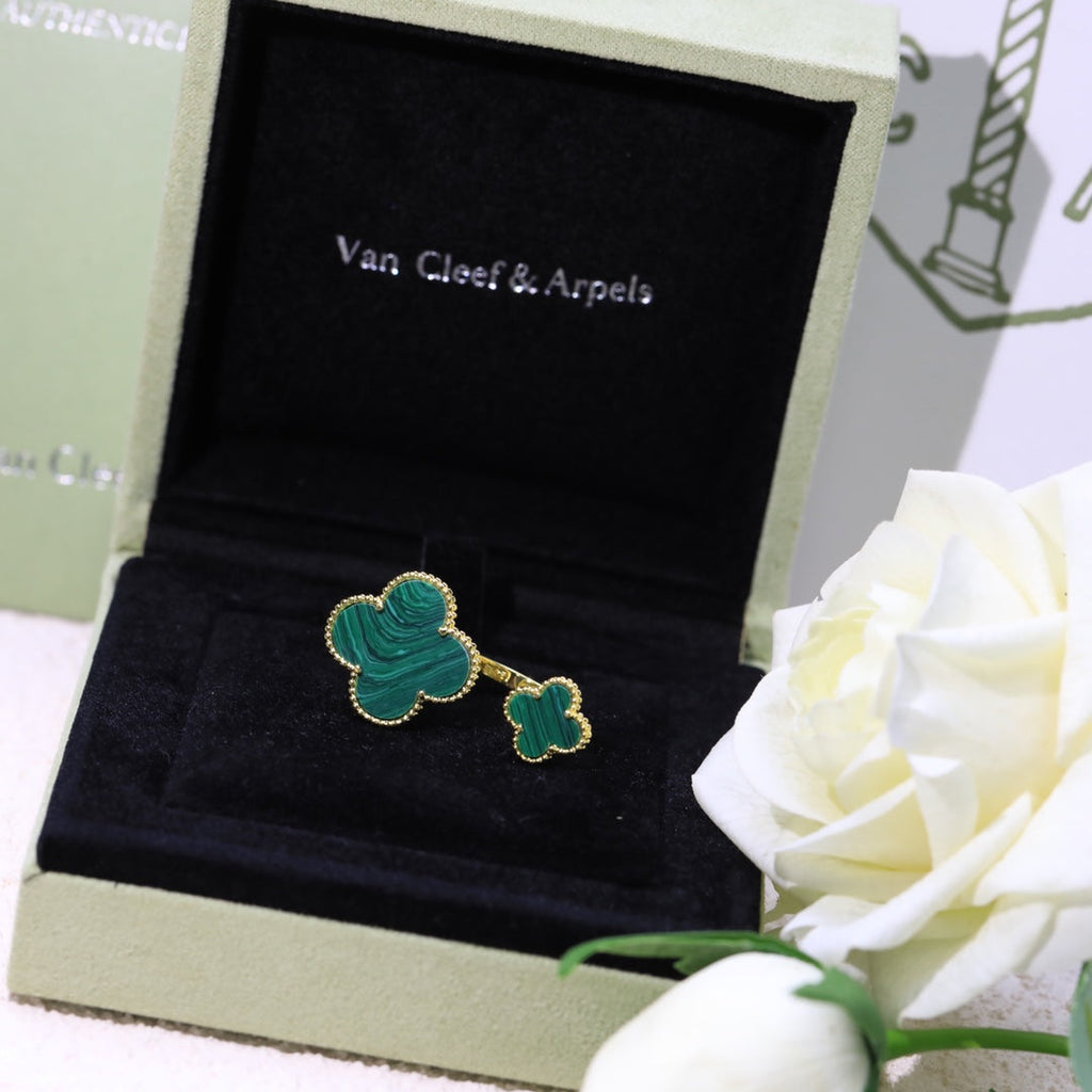 18K Van Cleef & Arpels Magic Alhambra Malachite Clover Ring