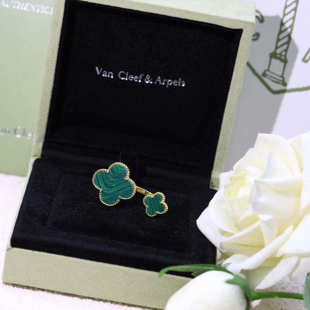18K Van Cleef & Arpels Magic Alhambra Malachite Clover Ring