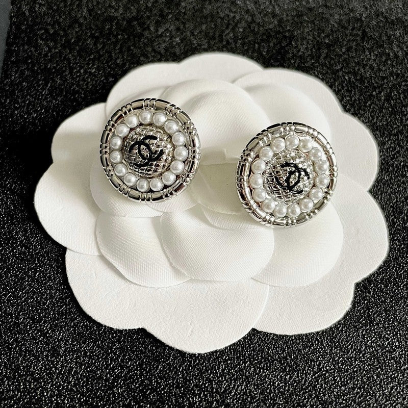 18K Chanel Pearl Round Vintage Earrings