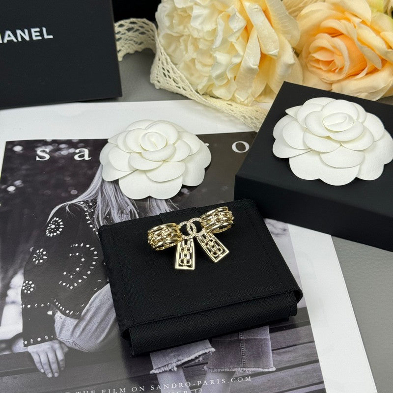 18K Chanel 25K Bow Tie Diamond Gold Brooch