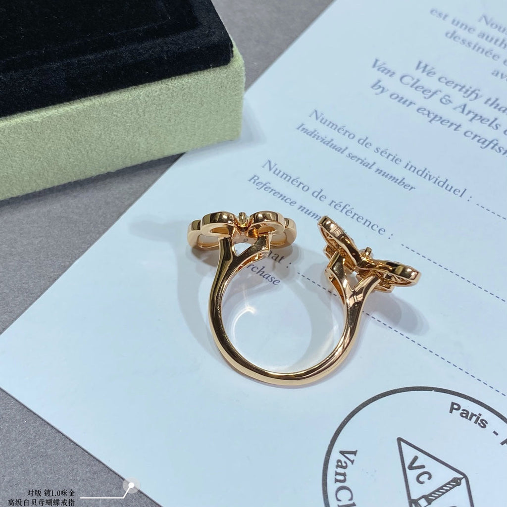 18K Van Cleef & Arpels Two Butterfly Between the Finger Pearl Ring