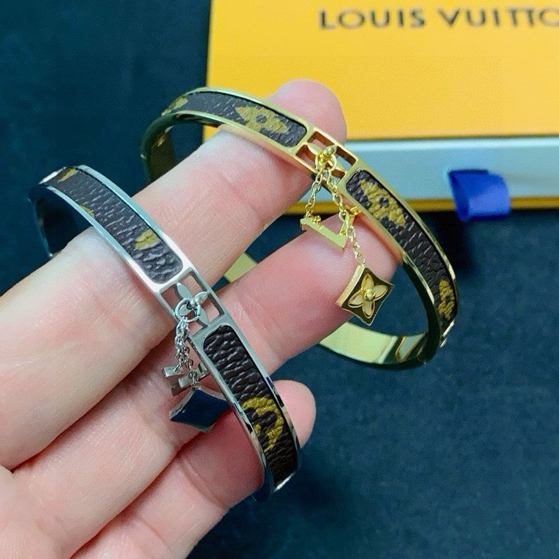18K Louis Vuitton Vintage Pendant Gold Bracelet