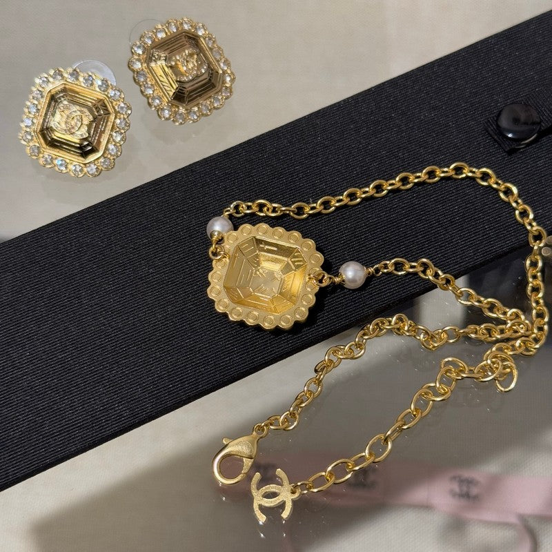 18K Chanel 25K Cube Pearl Choker Necklace
