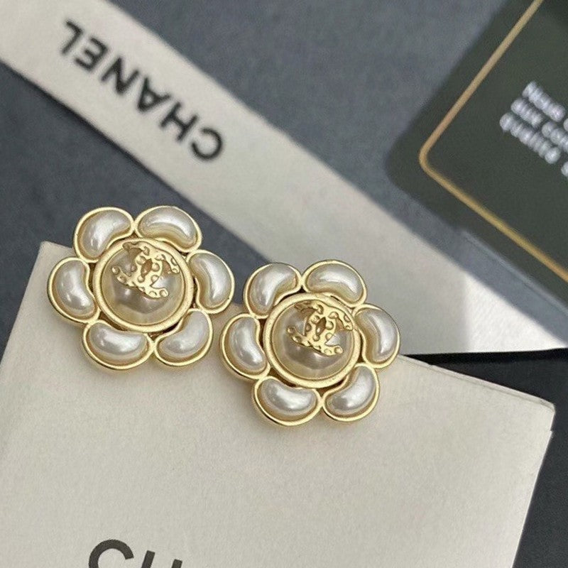 18K Chanel Flower Pearl Earrings