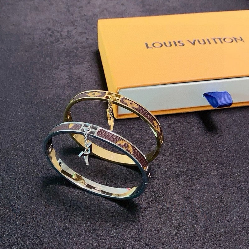 18K Louis Vuitton Vintage Pendant Gold Bracelet