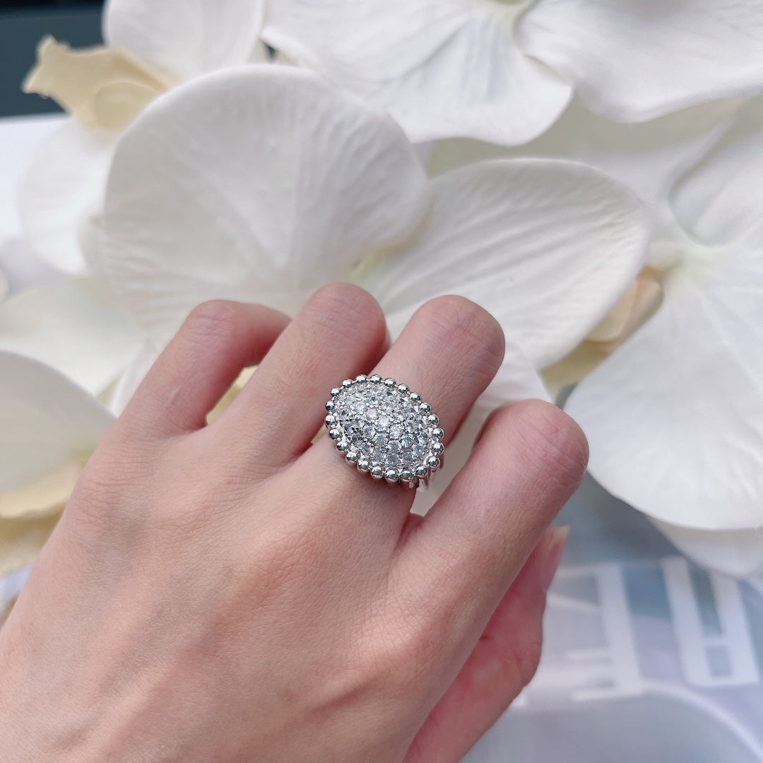 18K Van Cleef & Arpels Perlee Diamond Ring