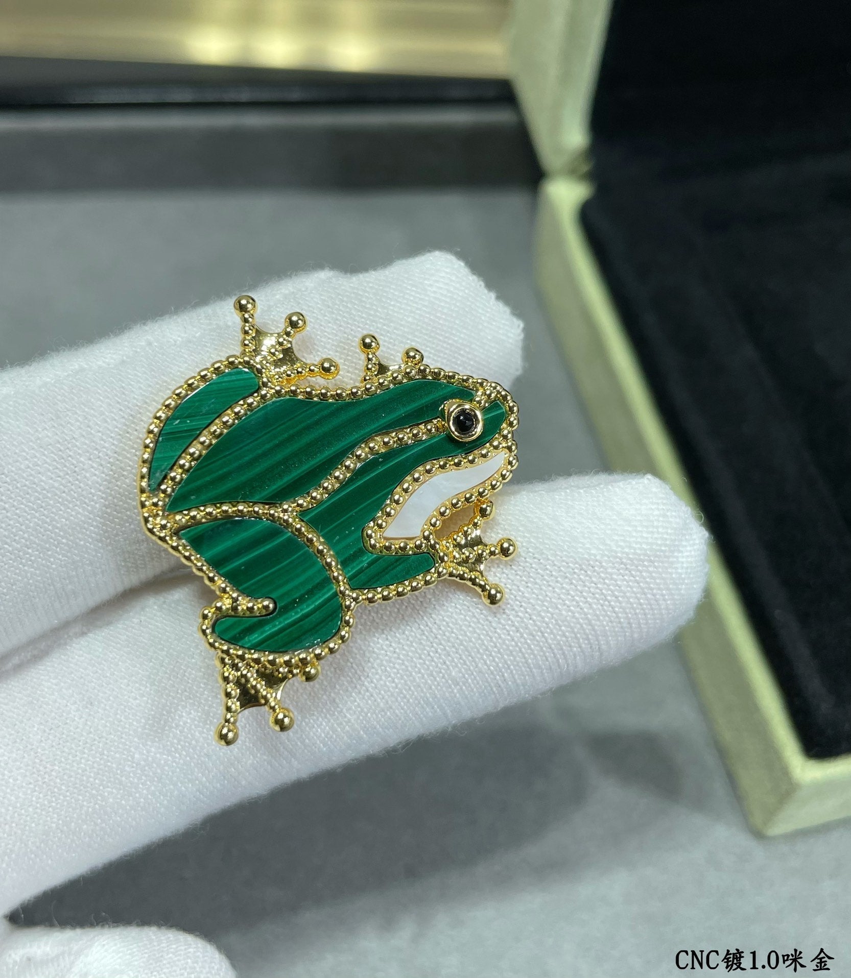 18K Van Cleef & Arpels Lucky Animals Frog Clip Brooch