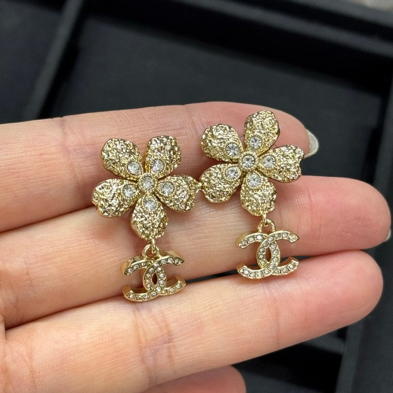 18K Chanel Twist Gold Diamond Earrings