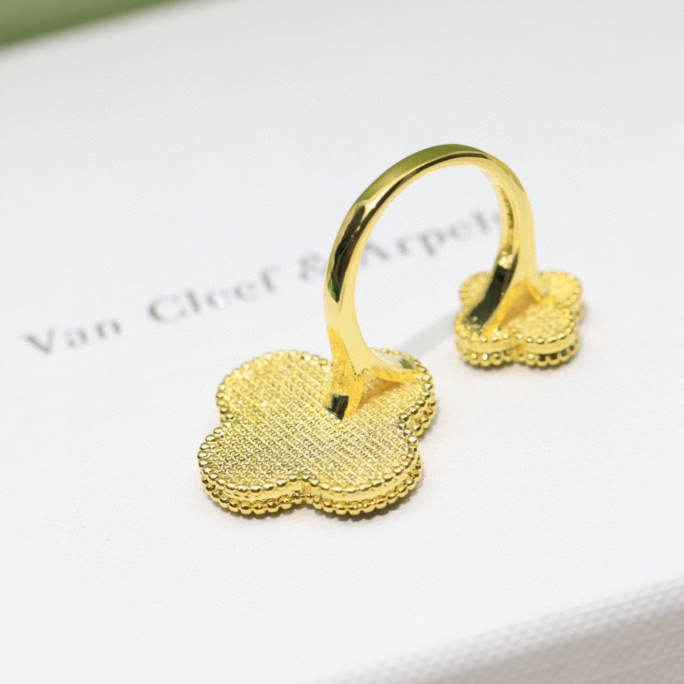 18K Van Cleef & Arpels Magic Alhambra Malachite Clover Ring