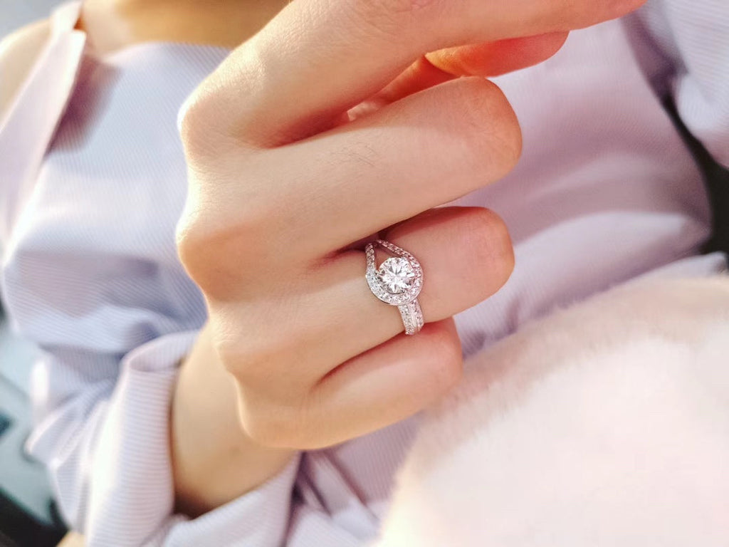 18K Van Cleef & Arpels Couture Solitaire Ring