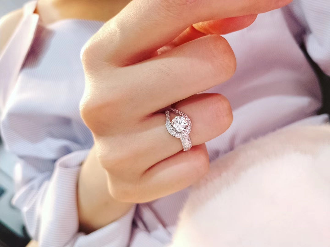 18K Van Cleef & Arpels Couture Solitaire Ring