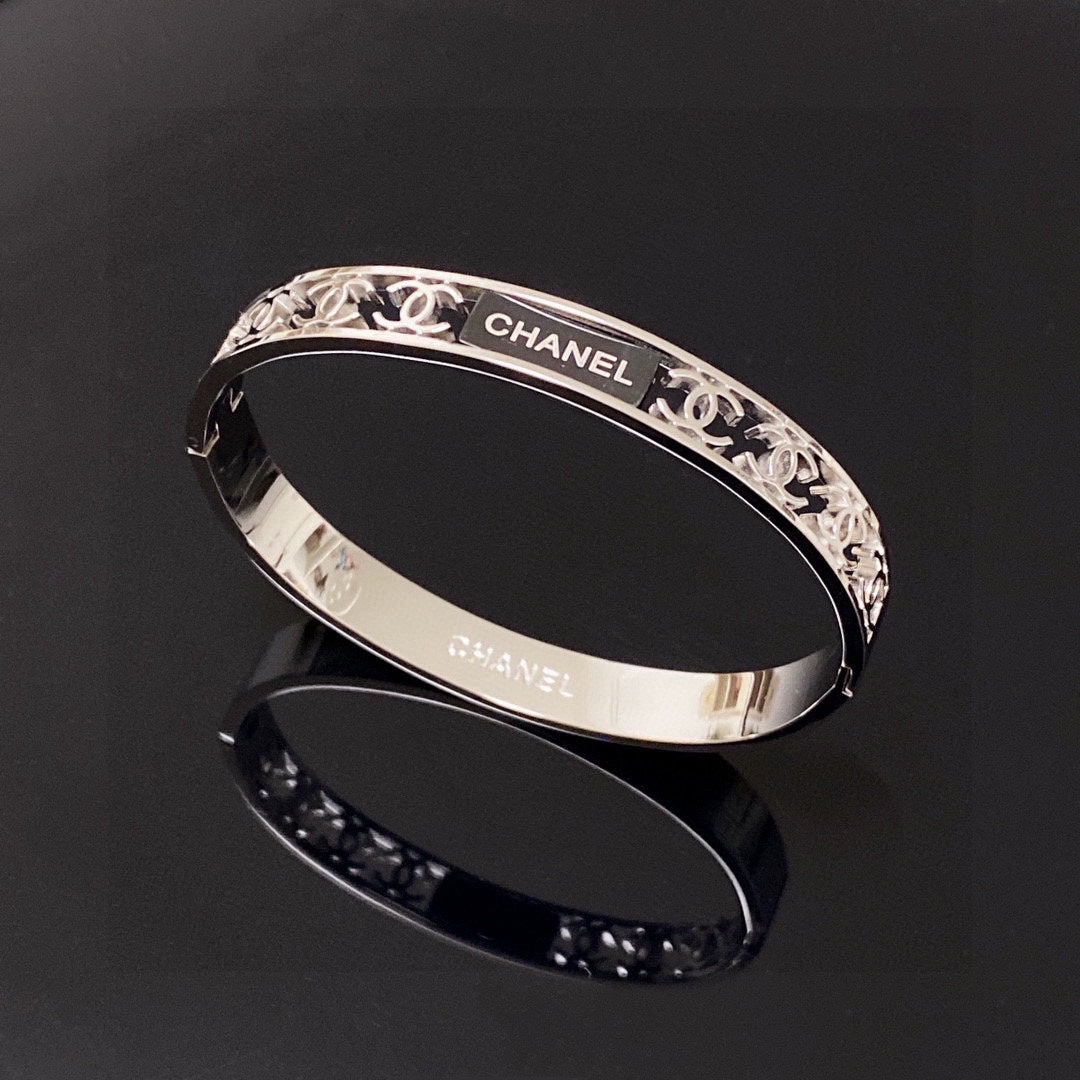 18K Chanel Hollow Bracelet